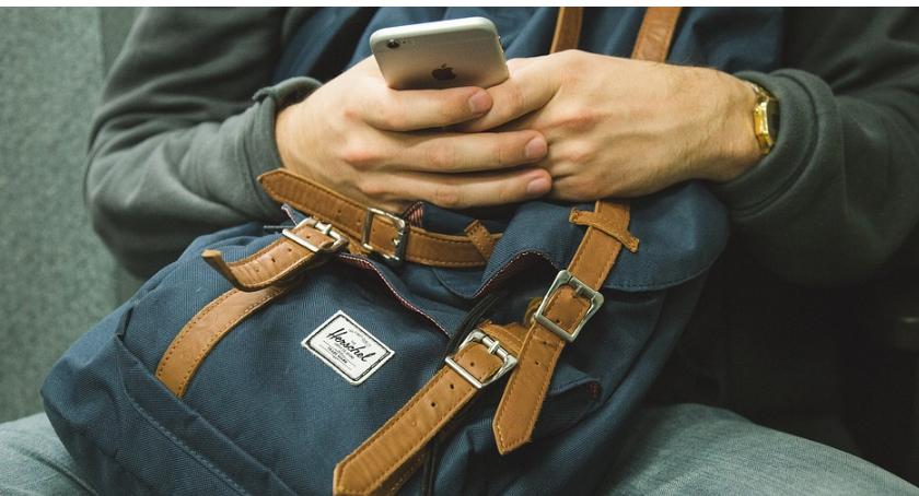 Uderzył kolegę butelką w głowę, a potem zabrał mu laptopa, smartfona, łańcuszek, zegarek i pieniądze