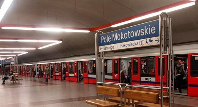 Na stacji metra Pole Mokotowskie młody mężczyzna wpadł pod pociąg. Nie żyje!
