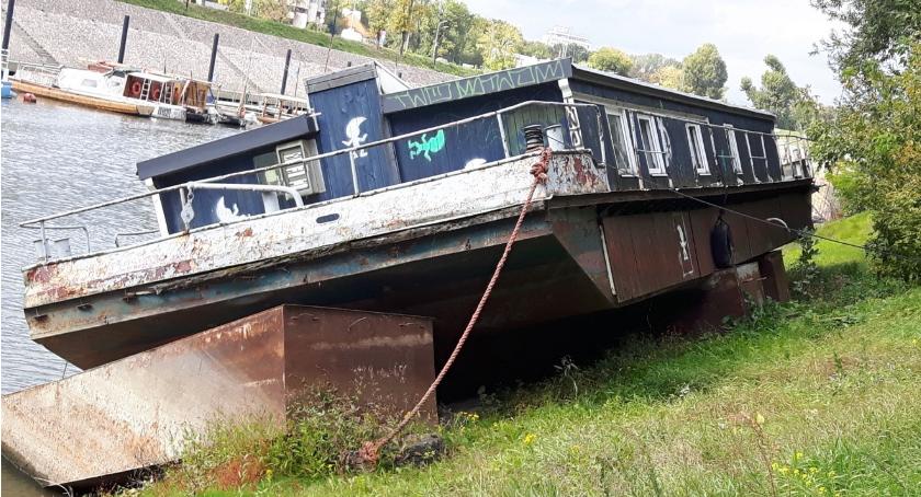 Właściciel barki porzuconej na wodach Portu Czerniakowskiego pilnie poszukiwany!