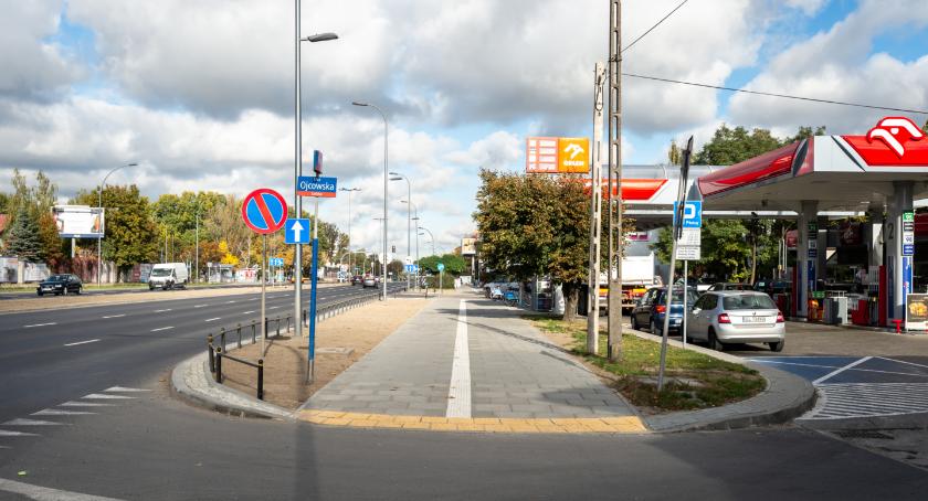 Odbyliśmy spacer nowymi chodnikami ulic Powsińskiej i Wiertniczej. Super! Warto było…