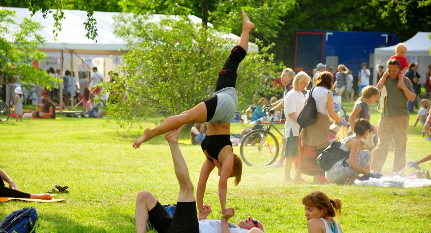Dzień Jogi - Festiwal Dnia Jogi – na Polu Mokotowskim