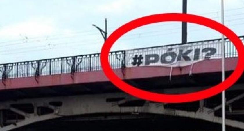 #Póki? – taki napis pojawił się na kilku mostach i wiaduktach w Warszawie, w tym na Mokotowie