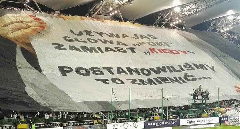 Sprawa banerów z napisem #Póki? została wyjaśniona. To kibice Legii Warszawa…