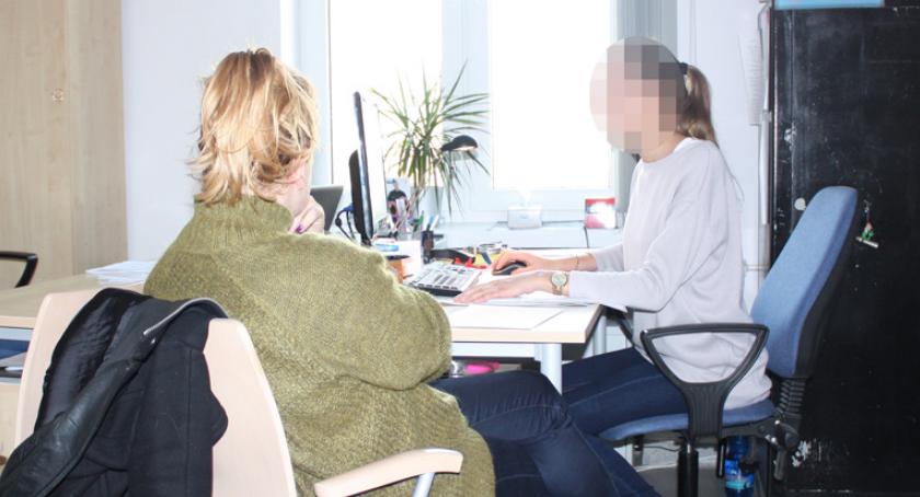 Najpierw wypiła, żeby się odważyć, a potem – pijana – przyjechała na komendę policji