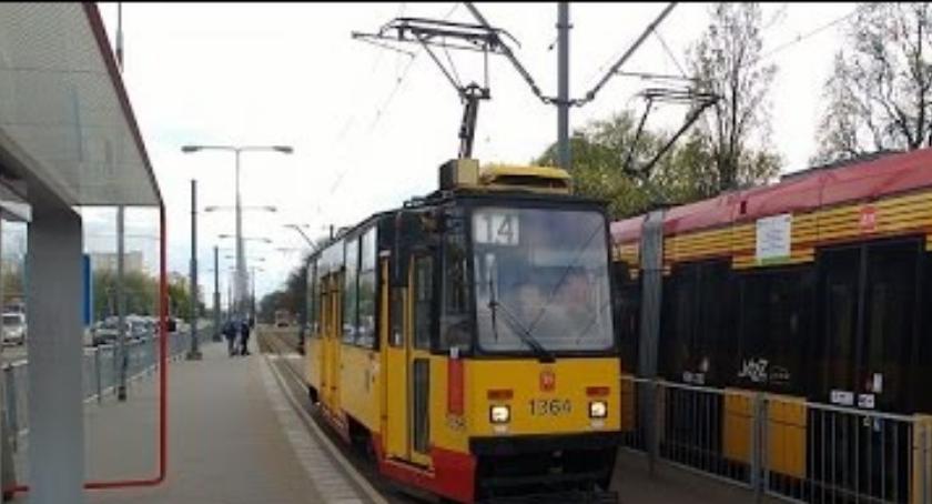 Mężczyzna wybił szybę w tramwaju nr 14 na przystanku tramwajowym Rakowiecka przy ul. Puławskiej