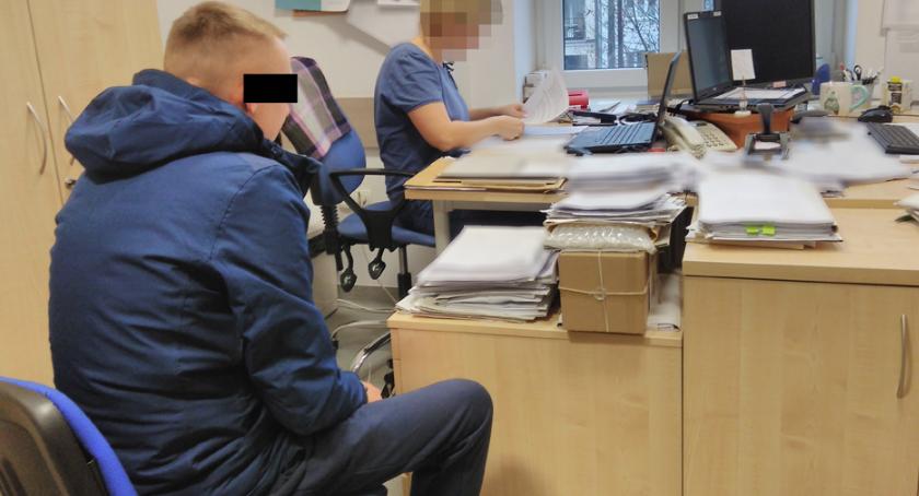 28-letni recydywista okradł 70-letnią kobietę, udając robotnika ocieplającego budynek