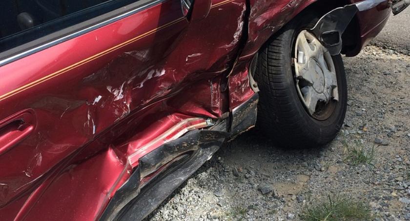Na skrzyżowaniu Puławskiej i Malczewskiego mercedes uderzył w bok toyoty. Jedna osoba ranna!