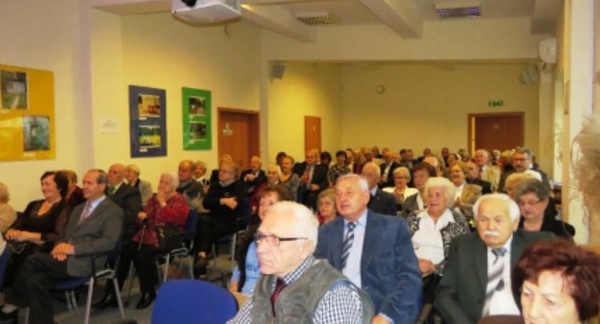 Mokotowscy seniorzy śpiewają i tańczą przed Bożym Narodzeniem z burmistrzem na czele