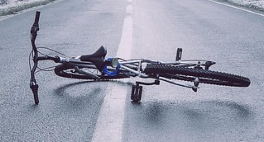 Rowerzysta potrącony przez kierowcę toyoty na ul. Wołoskiej na zielonym świetle dla niego