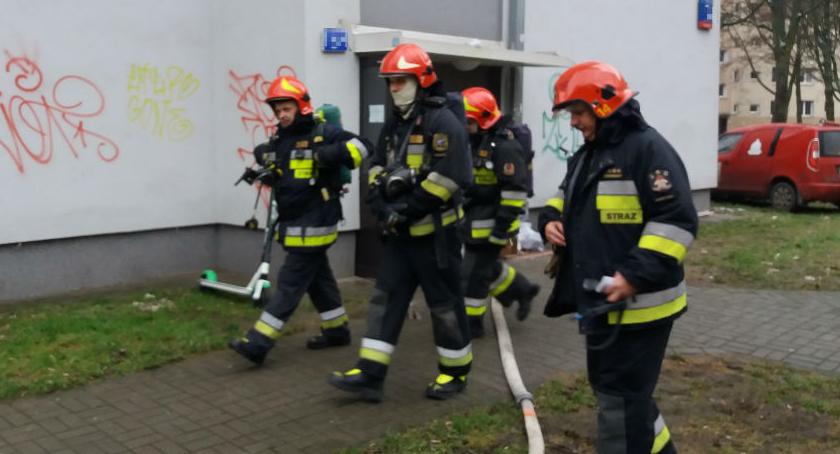 Dym z piwnicy przy ul. Joliot-Curie, mały pożar i wyciek gazu z nieszczelnej instalacji