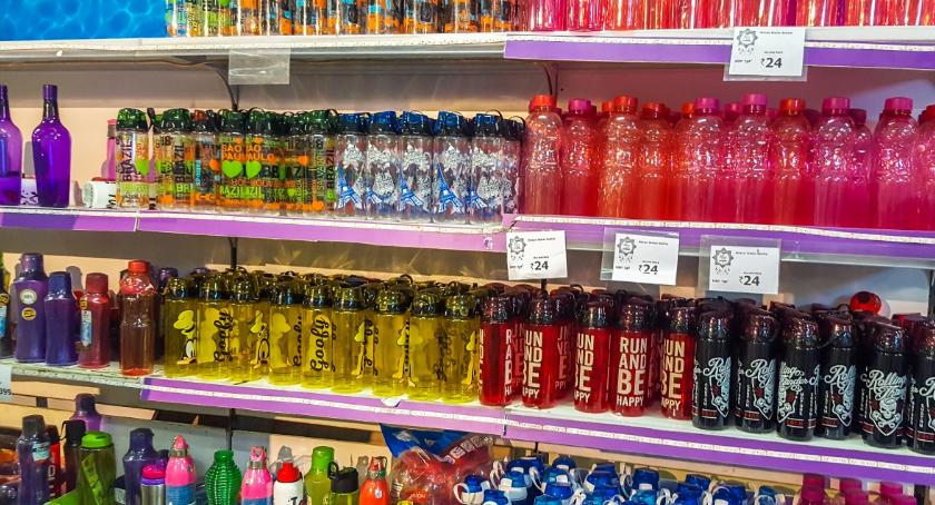 Nikt go nie rozumiał, więc rzucił się na regał z produktami...