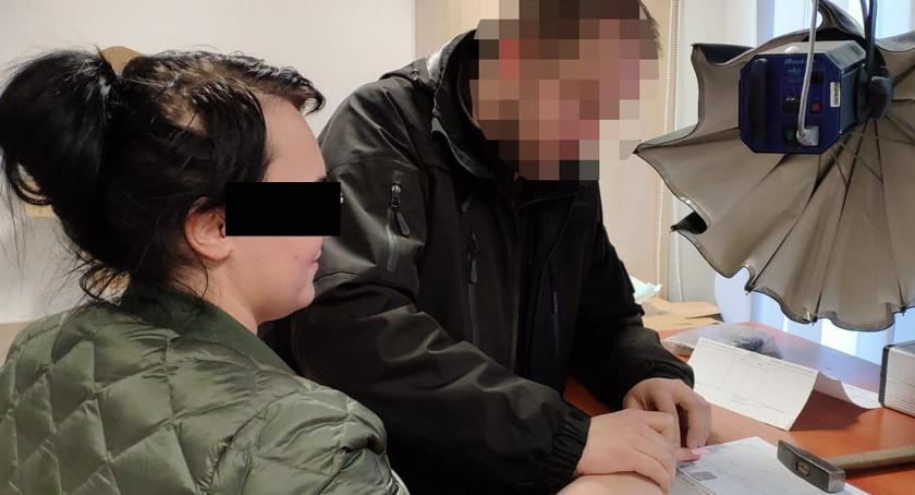 Zamknęła koleżankę w łazience, żeby okraść sklep monopolowy
