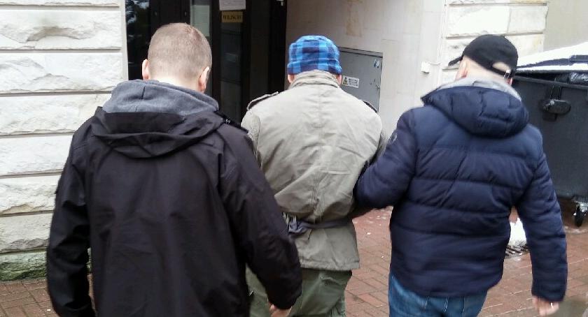 Ćwiczył sztuki walki na przechodniu - złamał mu nogę