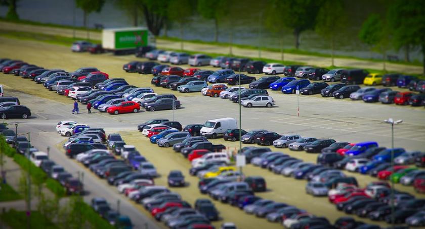 Na co zwrócić uwagę przy wyborze parkingu blisko lotniska?