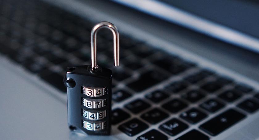 Czym są cyberzagrożenia i jak sobie z nimi radzić?