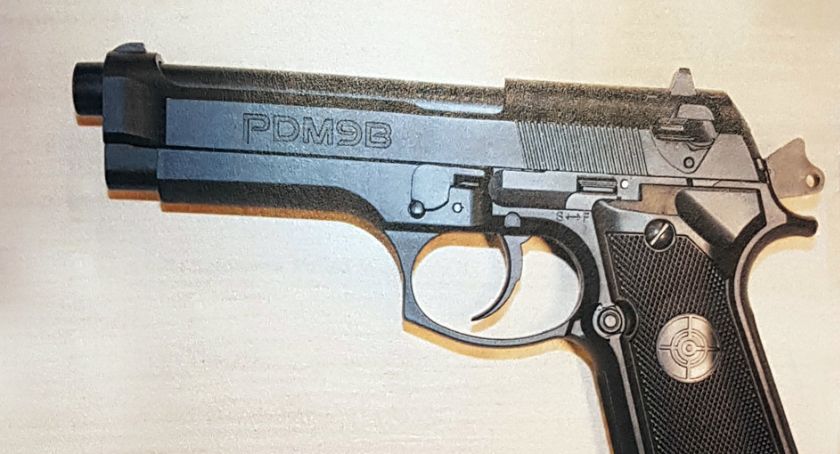 Przy użyciu pistoletu terroryzowała ratowników medycznych