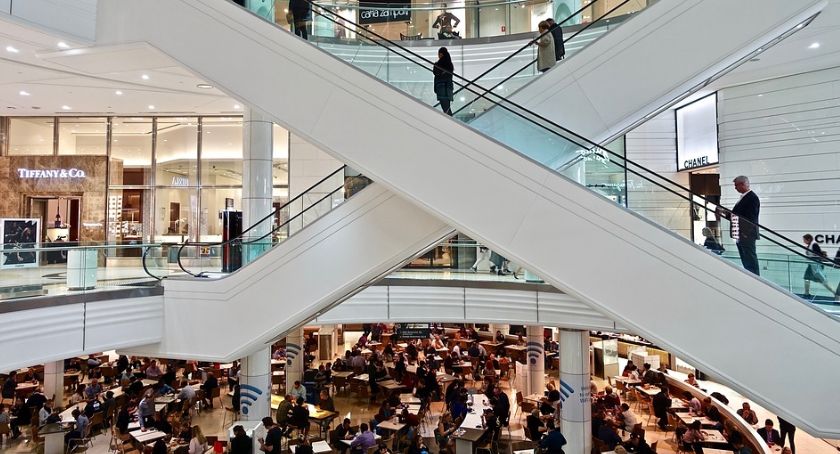 Całą noc stali pod Galerią Mokotów. Co tam się działo?