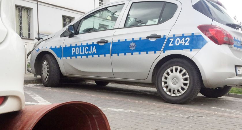 Chciała wydostać się z Polski, więc uszkodziła własność Policji...