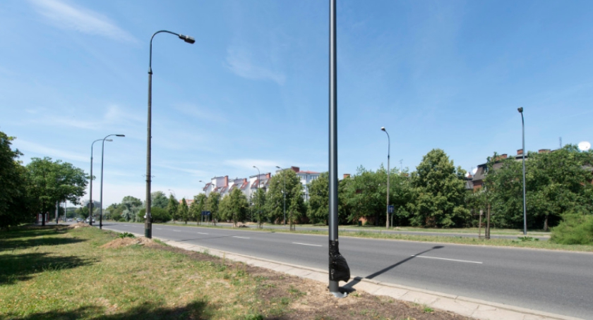 ZDM stawia nowe latarnie w al. Wilanowskiej 