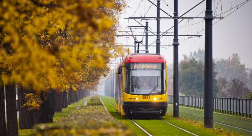 Wypadek na ul. Wołoskiej. Samochód osobowy zderzył się z tramwajem
