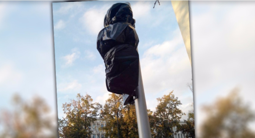 Trójkolorowy sygnalizator w czarnym worku