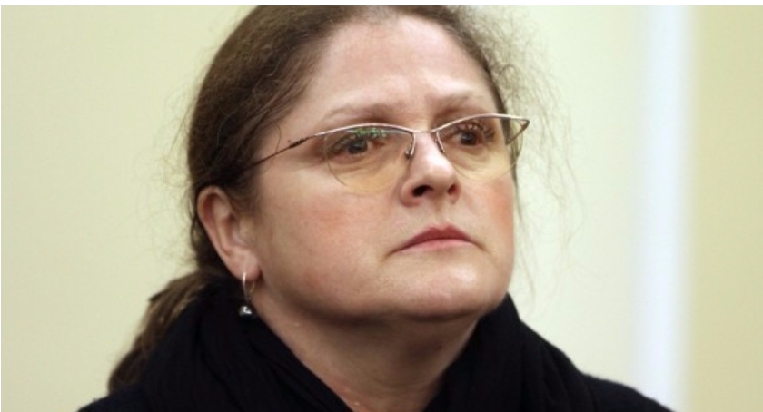 Krystyna Pawłowicz robi prezent Krystynie Jandzie