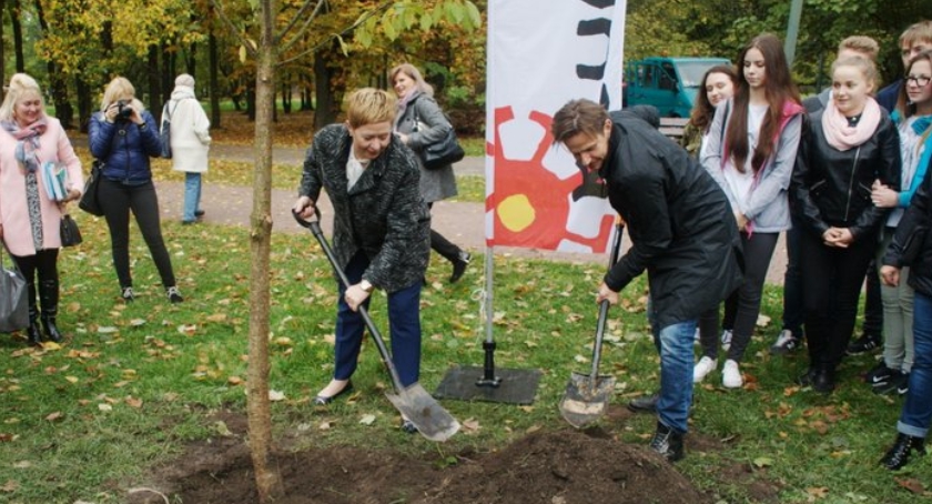 Bartłomiej Topa sadzi drzewa na Polu Mokotowskim