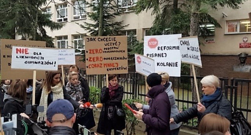 Gimnazjum nr 10 na Sadybie protestuje: „Nie oddamy gimnazjum!”