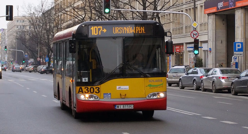 Bezsensowne (?) autobusy jadą przez Mokotów