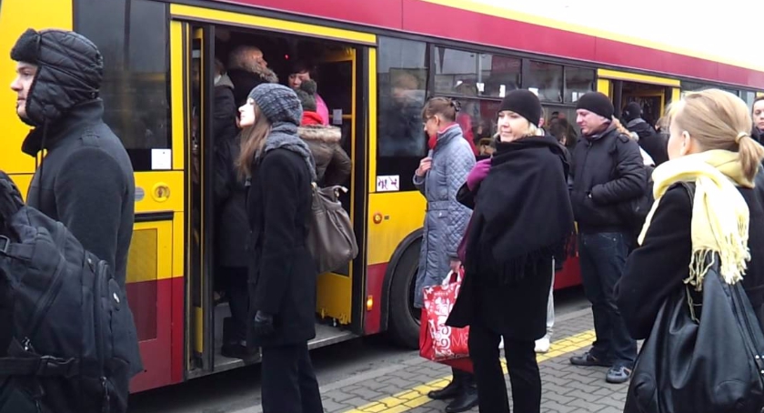 Autobus czerwony po ulicach Mokotowa mknie – z sensem i bez sensu