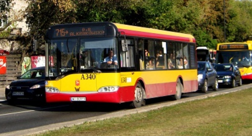 Uczciwy kierowca linii 715 znalazł w autobusie torebkę pasażerki i ją oddał