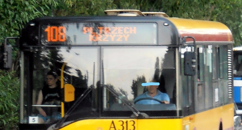 Autobus linii 108 ugrzązł w błocie na trawniku, bo kierowca chciał sobie ułatwić przejazd