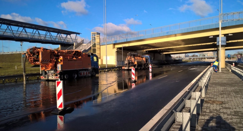Węzeł Marynarska częściowo odblokowany, ale nadal trwa wypompowywanie wody