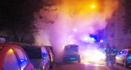 Strażnicy miejscy pomogli zgasić palący się samochód
