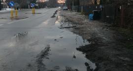 Co z poboczem na Bartyckiej? I z zebrą przy Dorożkarni? [ZDJĘCIA]