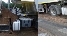 Na skrzyżowaniu ul. Sobieskiego i al. Sikorskiego rozszczelniła się naczepa 