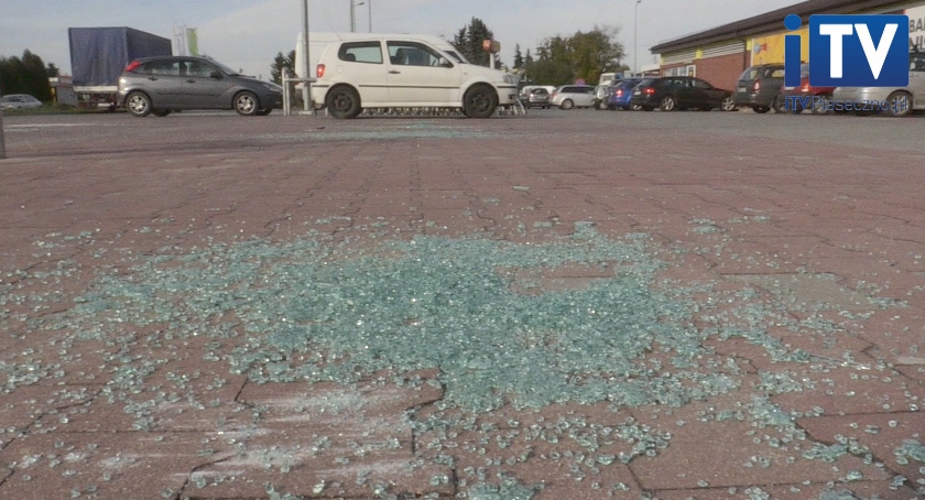 Ponad 20 aut rozbitych pod Biedronką.