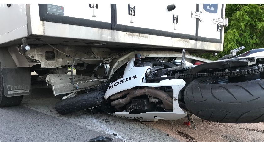 Tragiczny wypadek młodego motocyklisty bez prawa jazdy.