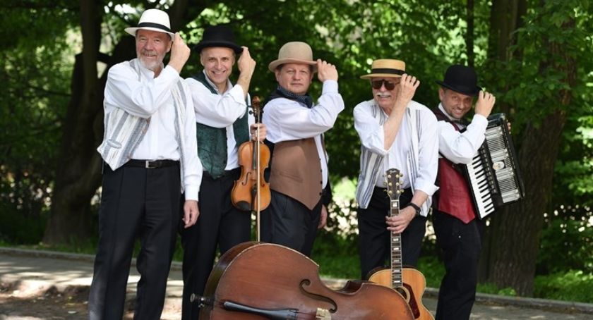 Koncert Kapeli Warszawskiej na skwerze Kisiela
