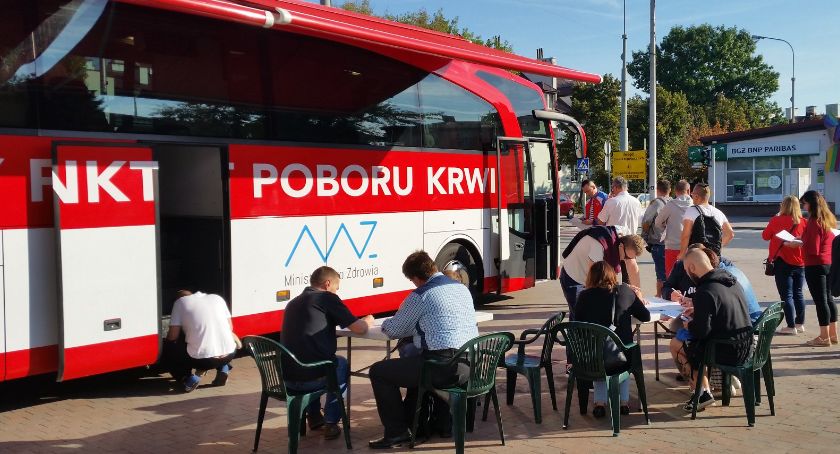 Zbiórka krwi przy budynku urzędu w Piasecznie