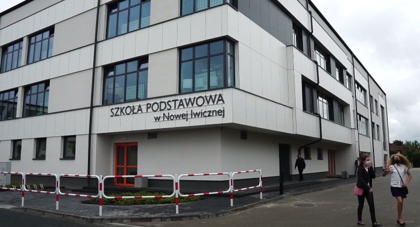 Nowy segment szkoły w Nowej Iwicznej, uroczyste rozpoczęcie nowego roku szkolnego.