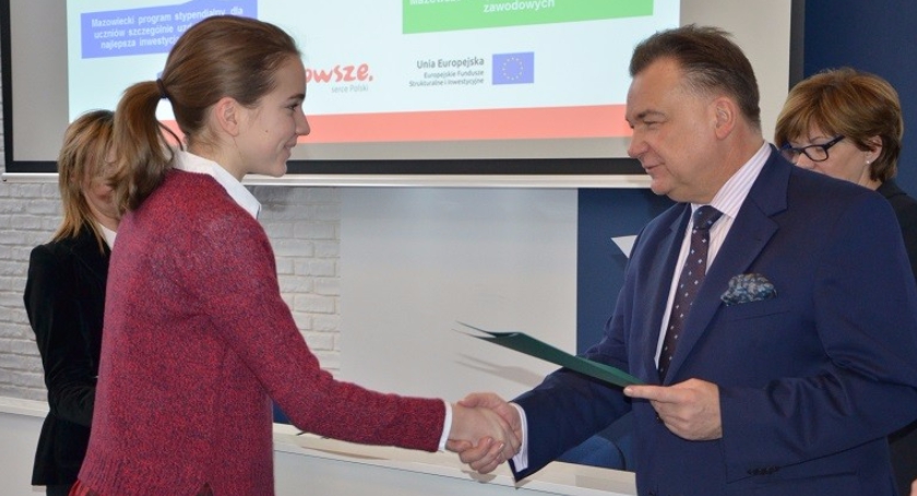 1100 UCZNIÓW ZE STYPENDIAMI OD MARSZAŁKA