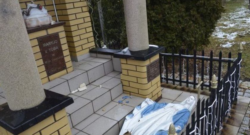 Zatrzymano sprawców dewastacji kapliczki