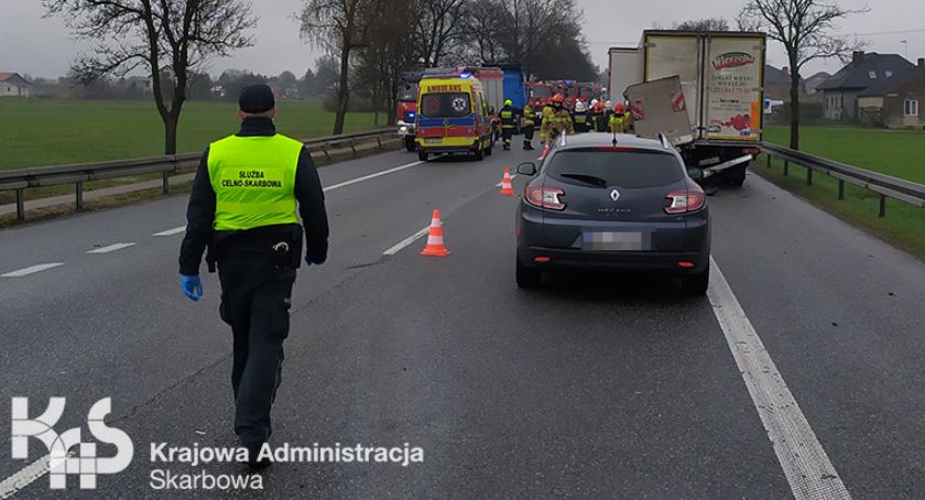 Funkcjonariusze mazowieckiej KAS zabezpieczyli wypadki drogowe