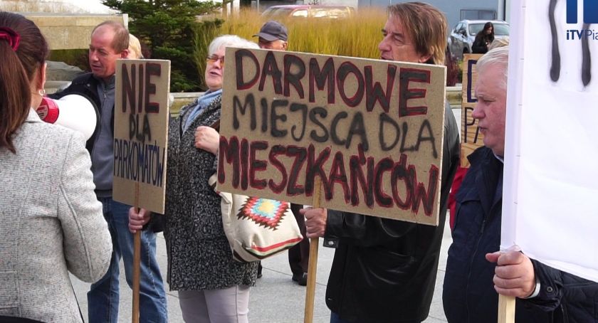Pikieta mieszkańców pod Urzędem Gminy w sprawie płatnego parkowania.