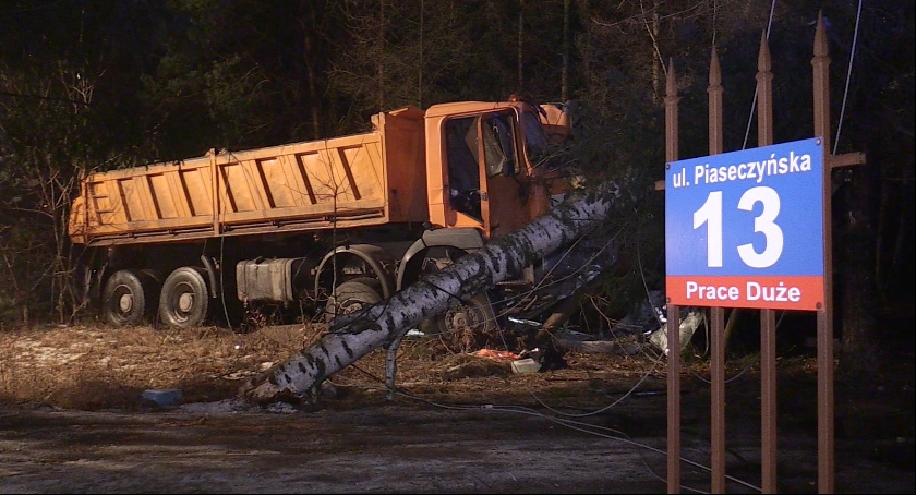 Skasowany samochód, drzewo i słup energetyczny