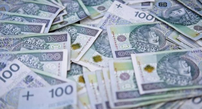 Straciła 77 tysięcy złotych, bo uwierzyła na słowo