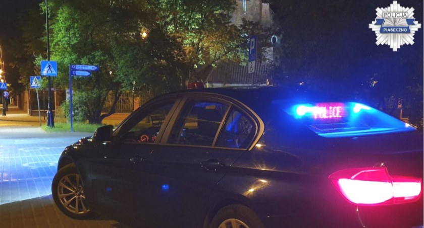 Woziła męża na dachu samochodu