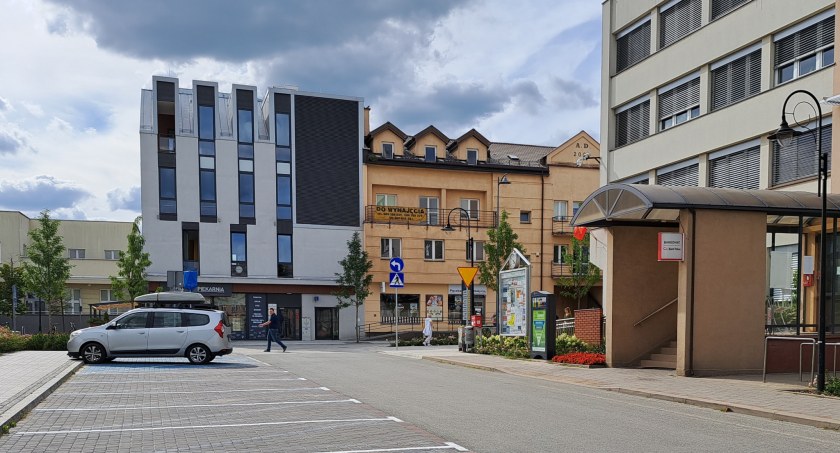 Dwukierunkowy łącznik przed urzędem w Piasecznie