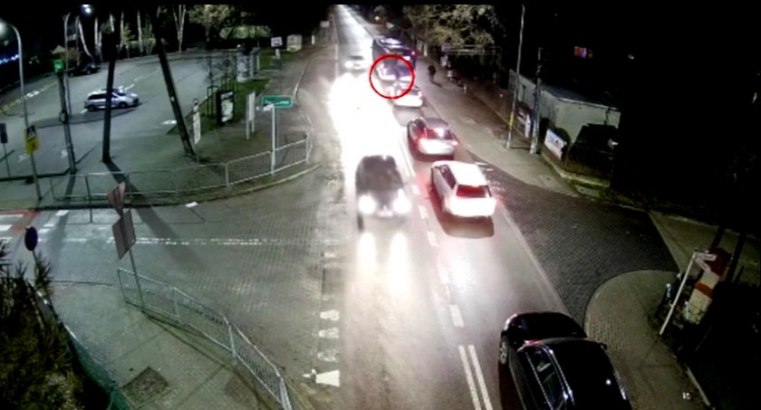 Zza autobusu wprost pod samochód